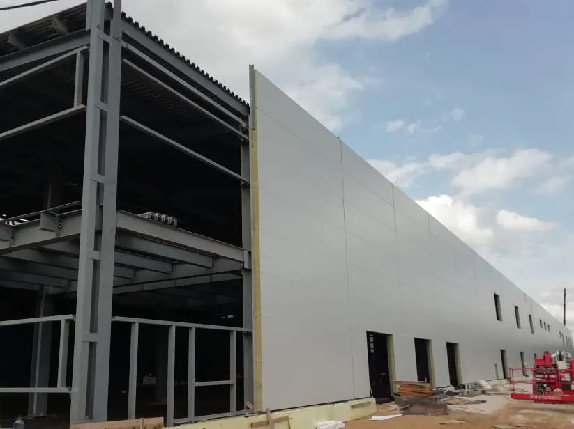 Строительство нового цеха для крупнейшего производителя ПВХ-линолеума в России ведется с применением сэндвич-панелей DiFerro Строительство нового цеха для крупнейшего производителя ПВХ-линолеума в России ведется с применением сэндвич-панелей DiFerro