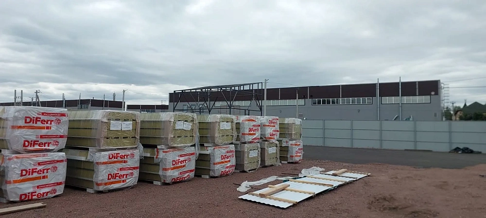 Новое складское здание с административно-бытовыми помещениями в деревне Разметелево