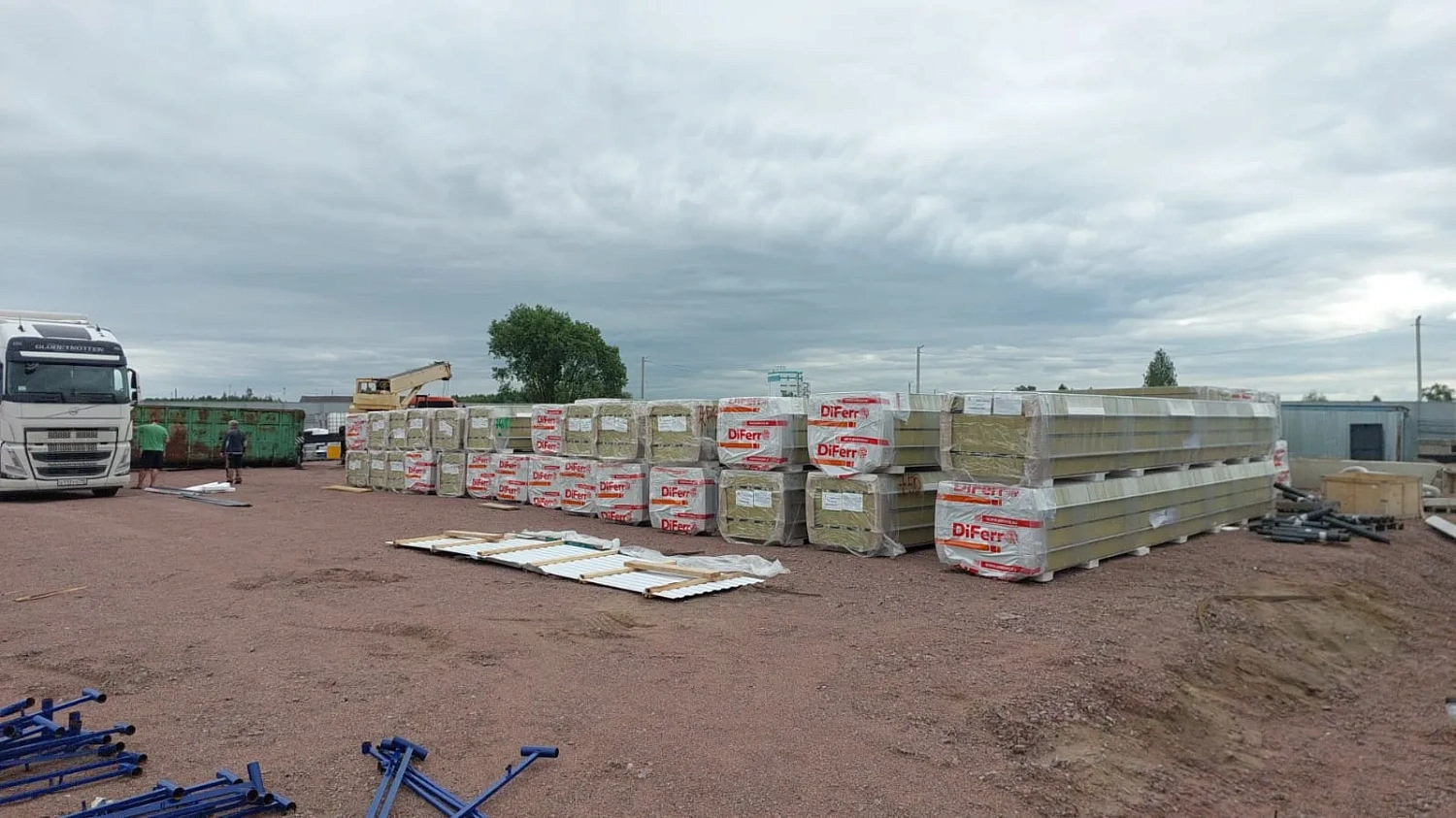 Новое складское здание с административно-бытовыми помещениями в деревне Разметелево